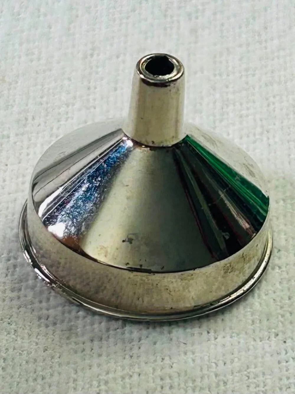 Dave & Busters 1 OZ Stainless Steel Keychain Flask with Funnel Never Used NWOT